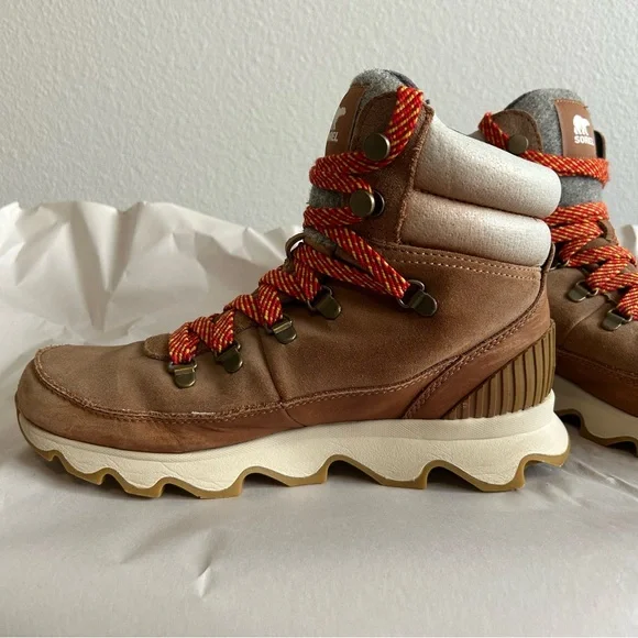 Sorel Tan Boots with bold Red, orange yellow Laces - Picture 5 of 15